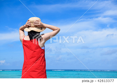 沖縄の海と女性 一人旅 の写真素材