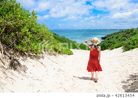 海へ続く道を歩く女性 42613454
