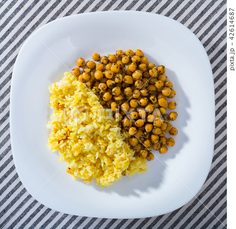 Spicy chickpeas with boiled rice 42614687