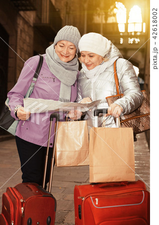 Elderly women tourists with city guide Elderly women tourists with city guide 42618002