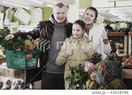 family satisfied with shopping in greengrocery 42618396