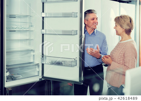 Husband and wife together choose for themselves refrigerator 42618489