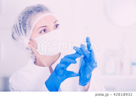 Nurse making injection 42618932