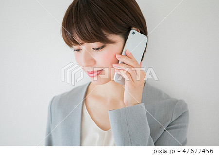 電話をする女性(※婚活、結婚相談所等のサイトやアプリなどでのご利用はお控えください) 電話をする女性(※婚活、結婚相談所等のサイトやアプリなどでのご利用はお控えください) 42622456