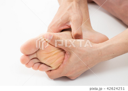 男性の足 42624251