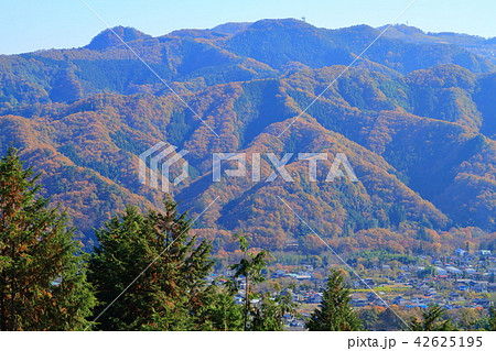秋の宝登山ハイキングコースから見た東側の長瀞町と紅葉の釜伏山 秋の宝登山ハイキングコースから見た東側の長瀞町と紅葉の釜伏山 42625195