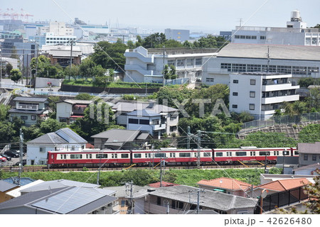 住宅街を走る電車（京急線磯子区内） 42626480