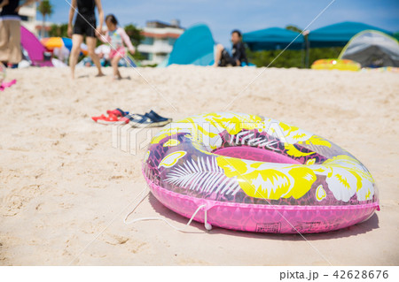 砂浜と浮き輪 42628676