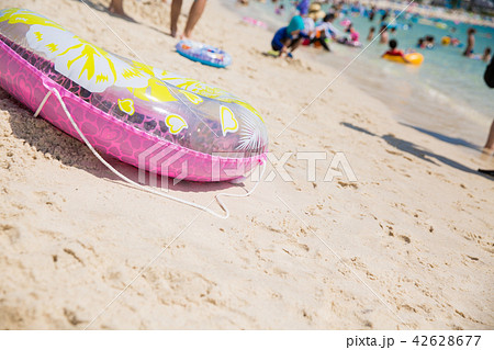 砂浜と浮き輪 42628677