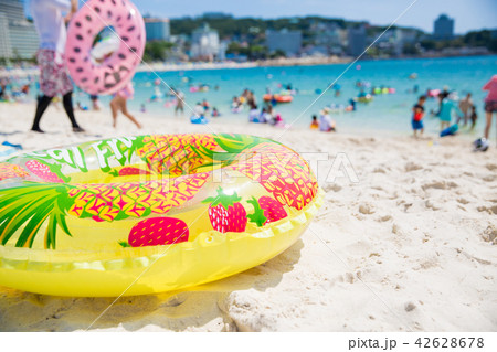海と砂浜と浮き輪 42628678