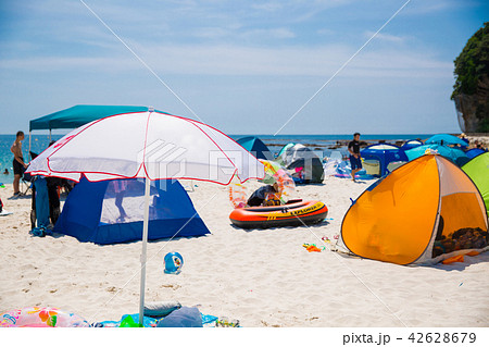 砂浜とビーチパラソル 42628679