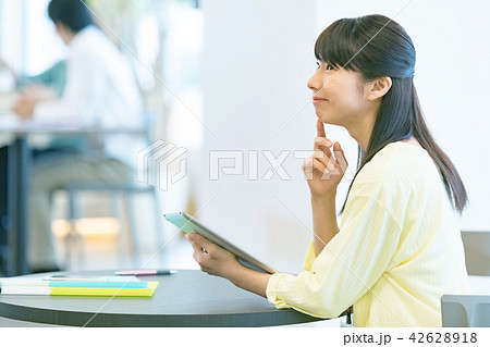 タブレット端末を使いう女性会社員 OL ビジネスイメージ オフィスレディ タブレット端末を使いう女性会社員 OL ビジネスイメージ オフィスレディ 42628918
