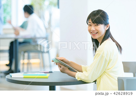タブレット端末を使いう女性会社員 OL ビジネスイメージ オフィスレディ タブレット端末を使いう女性会社員 OL ビジネスイメージ オフィスレディ 42628919