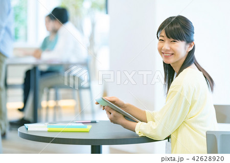 タブレット端末を使いう女性会社員 OL ビジネスイメージ オフィスレディ タブレット端末を使いう女性会社員 OL ビジネスイメージ オフィスレディ 42628920