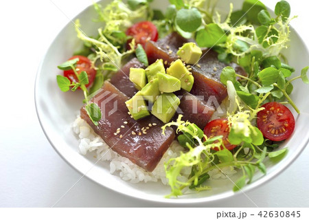 マグロ漬けサラダ丼／Tuna and avocado salad bowl 42630845