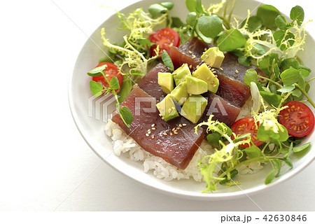 マグロ漬けサラダ丼／Tuna and avocado salad bowl 42630846