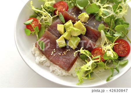 マグロ漬けサラダ丼／Tuna and avocado salad bowl 42630847