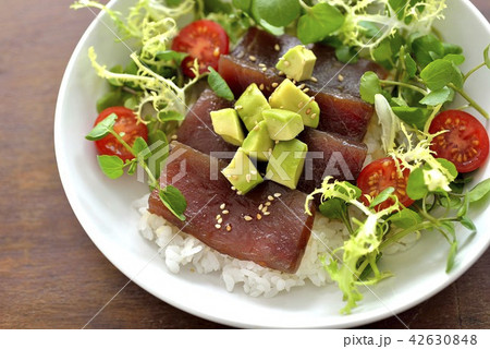 マグロ漬けサラダ丼／Tuna and avocado salad bowl 42630848