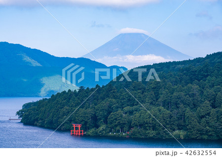 (神奈川県)芦ノ湖 湖畔から眺める夏富士 (神奈川県)芦ノ湖 湖畔から眺める夏富士 42632554