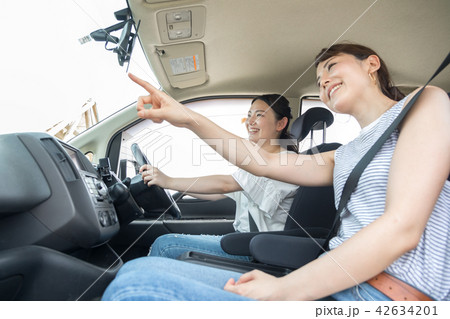 若者　ドライブ　旅行　女子旅 42634201