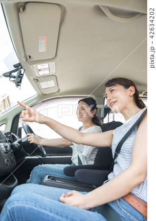 若者　ドライブ　旅行　女子旅 42634202