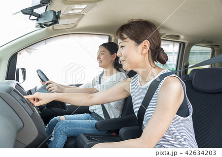 若者 ドライブ 旅行 女子旅の写真素材