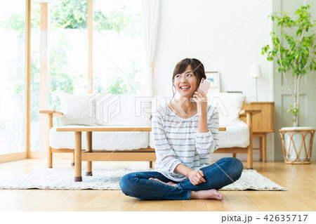 若い女性(スマホ) 若い女性(スマホ) 42635717