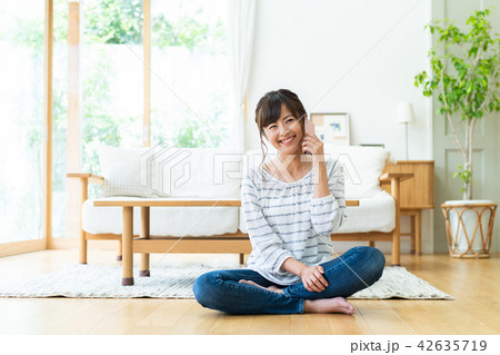 若い女性（スマホ） 42635719