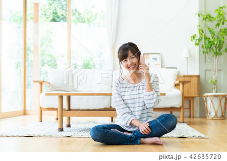若い女性（スマホ） 42635720