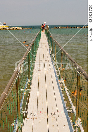 Pier in stainless steel and wood allow the boardin 42635726