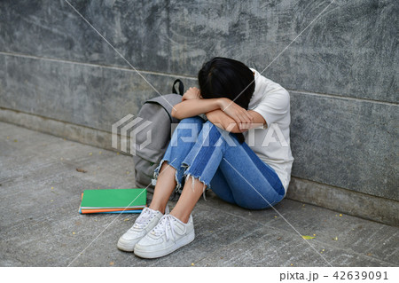 Education Concepts. Beautiful Asian girls are clear in their stu Education Concepts. Beautiful Asian girls are clear in their stu 42639091