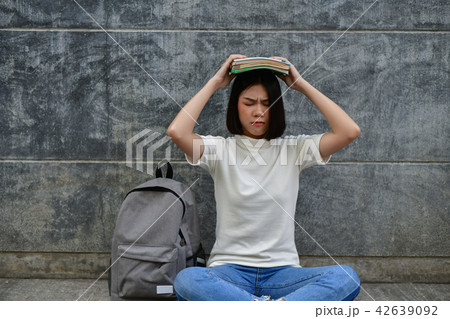 Education Concepts. Beautiful Asian girls are clear in their stu 42639092