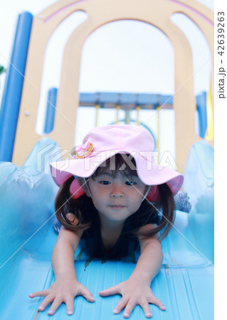 滑り台で遊ぶ幼児(3歳児) 42639263