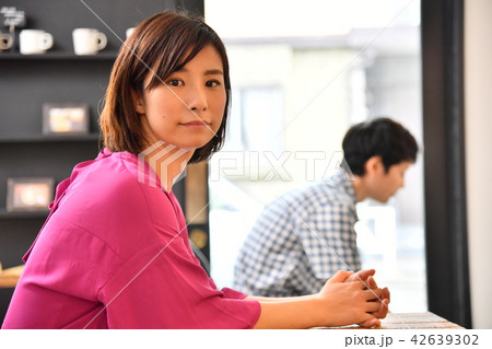 カフェ　若い女性 42639302