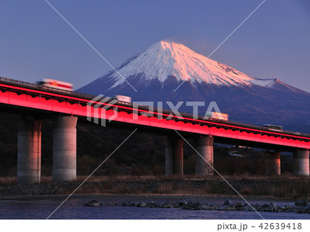 東名高速道路と紅富士-6102 42639418