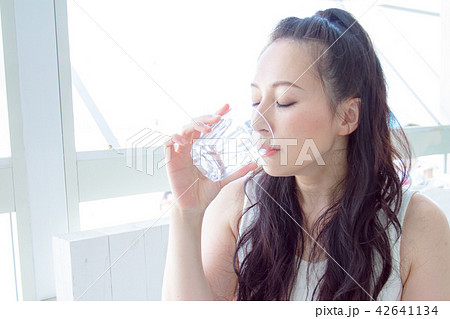 コップで水を飲む女性 コップで水を飲む女性 42641134