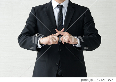 バツ印をつくるビジネスマン 42641357