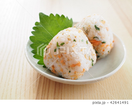 しゃけと青紫蘇の混ぜ込みおにぎり しゃけと青紫蘇の混ぜ込みおにぎり 42641491