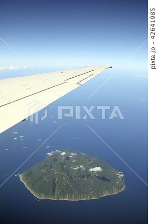 晴れ渡る太平洋上に浮かぶ伊豆諸島の御蔵島を飛行機の窓から見る 晴れ渡る太平洋上に浮かぶ伊豆諸島の御蔵島を飛行機の窓から見る 42641985