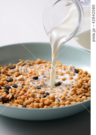 グラノーラ　シリアル　朝食イメージ 42642080