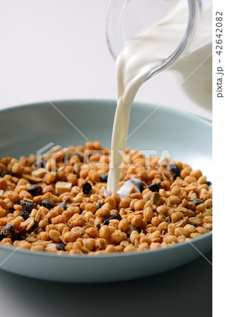 グラノーラ　シリアル　朝食イメージ 42642082