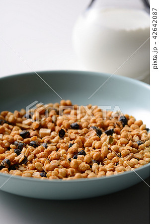 グラノーラ　シリアル　朝食イメージ 42642087