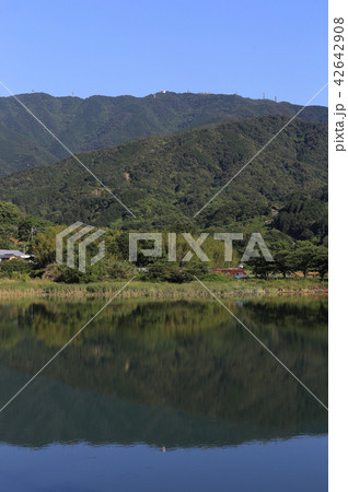 雲辺寺山を井関池から見る 42642908