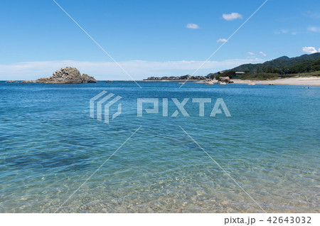青い空と澄み渡る海 42643032