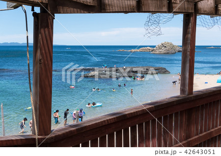 海の家のテラスから観る青い海 42643051
