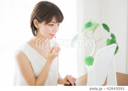 口紅を塗る女性 42643091