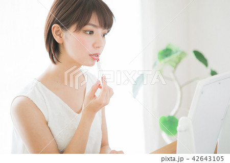 口紅を塗る女性 42643105