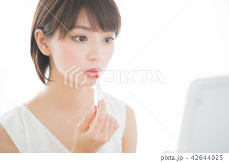 口紅を塗る女性 口紅を塗る女性 42644925