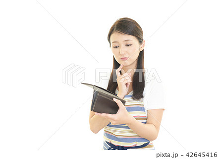 財布を持つ女性 財布を持つ女性 42645416