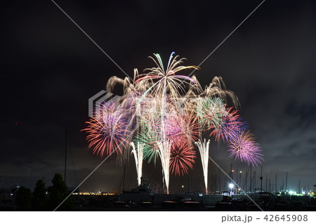 カラフルな打ち上げ花火の写真素材